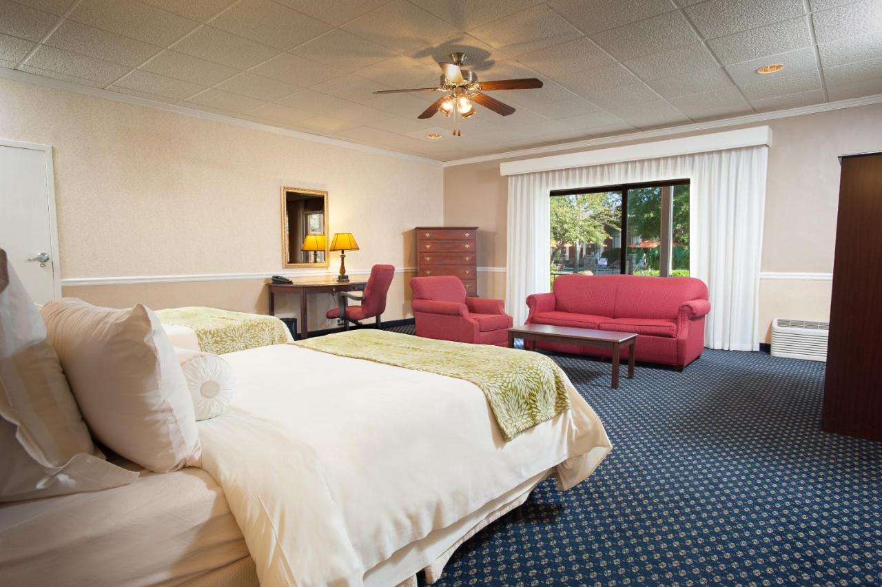 Double Room with Two Double Beds at The Inn at Stone Mountain Park