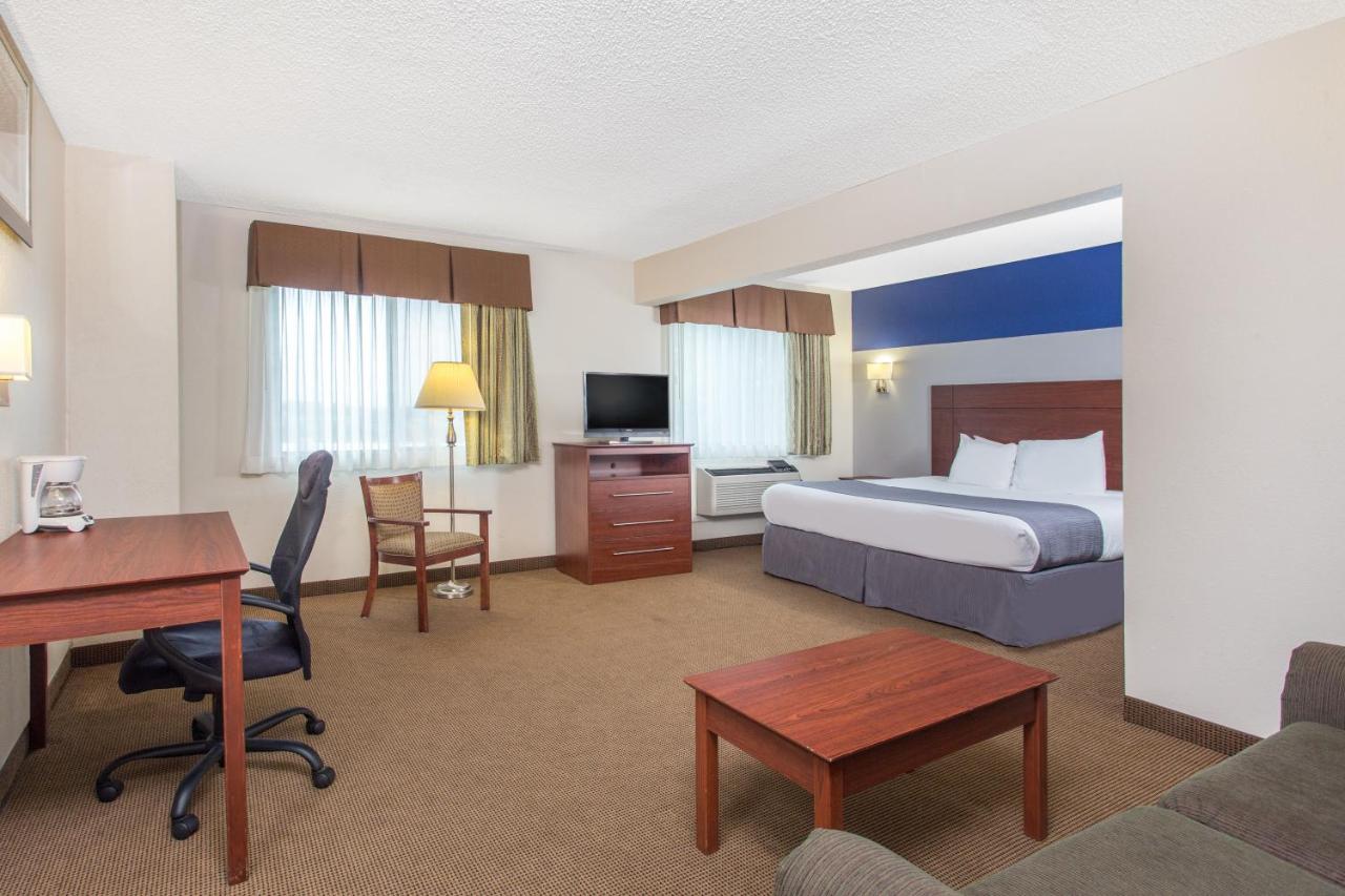 King Studio Suite - Non-Smoking at Baymont by Wyndham Dubuque