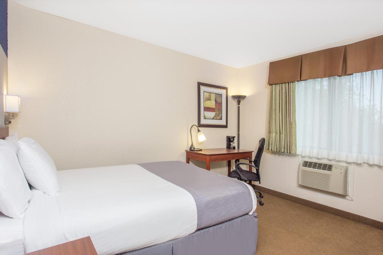 Queen Room - Non-Smoking at Baymont by Wyndham Dubuque
