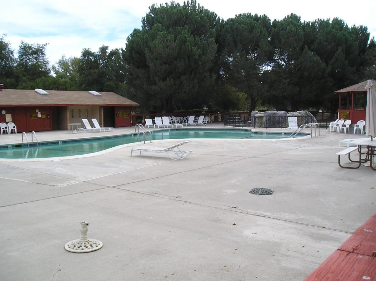 | San Benito Camping Resort One-Bedroom Cabin 3