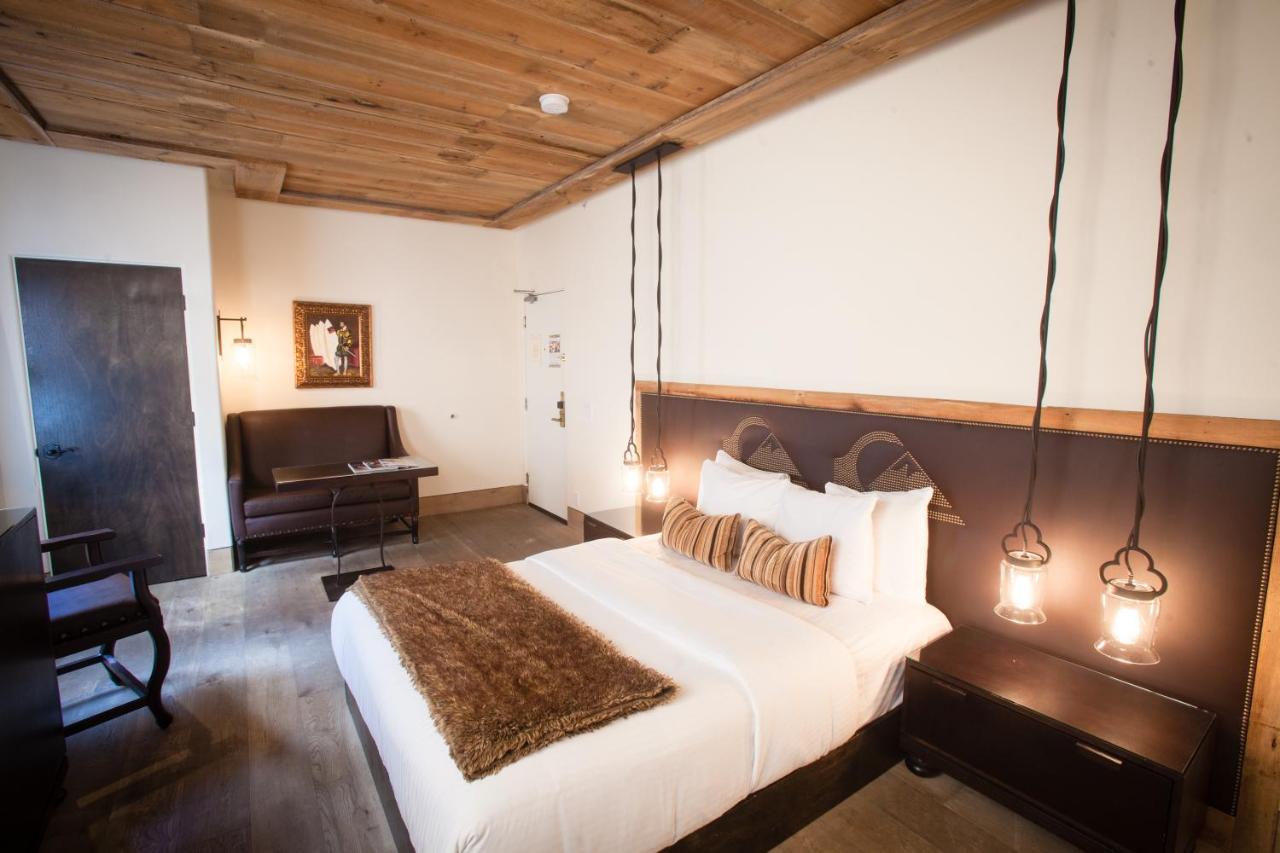 Surf Themed Queen Room at La Casa del Camino