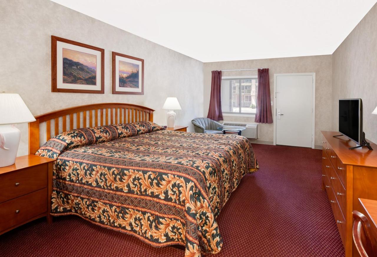 King Room - Disability Access at Super 8 by Wyndham Traverse City