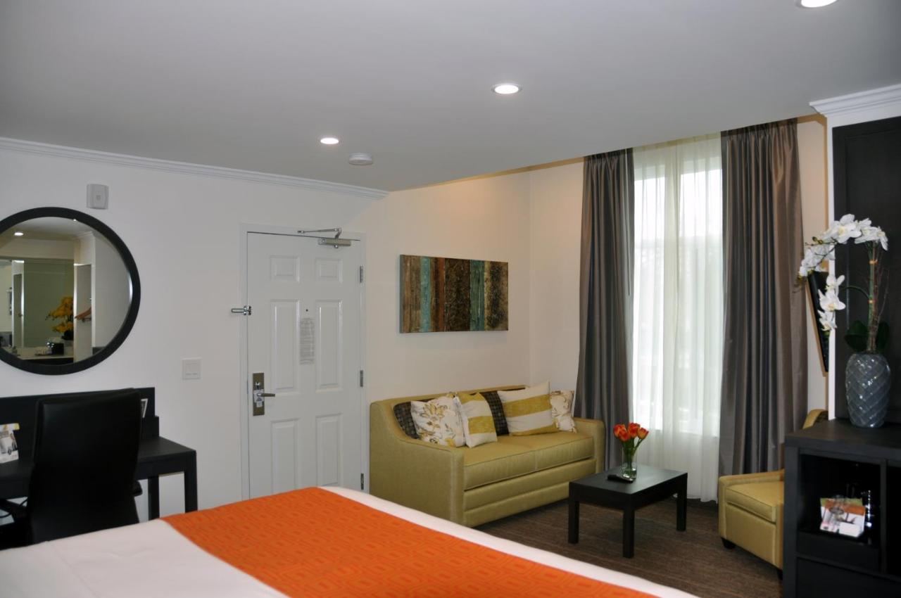 | Pavilion Inn