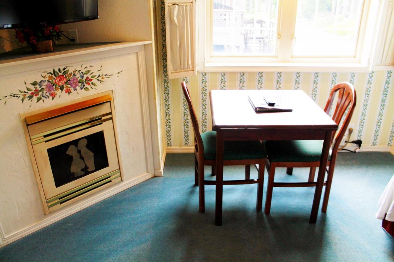 King Suite at Auld Holland Inn