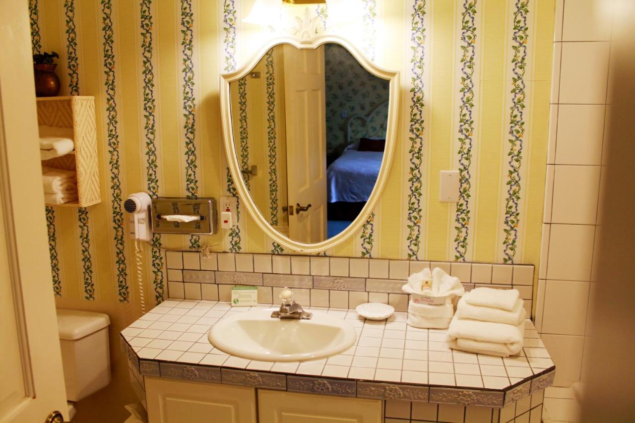 King Suite at Auld Holland Inn