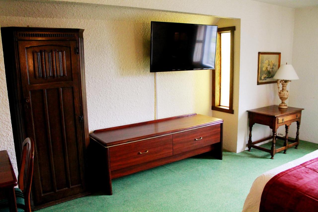 Queen Room at Auld Holland Inn