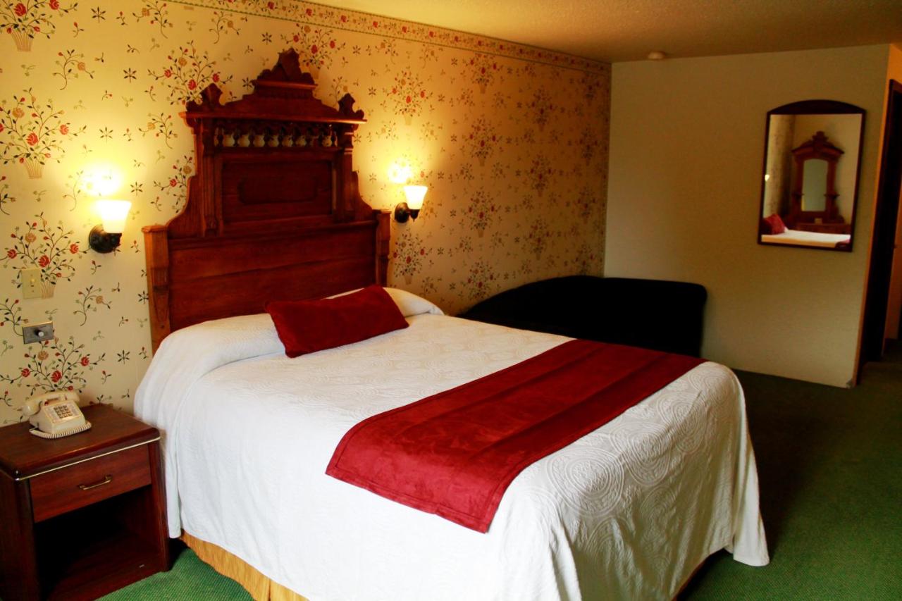 Queen Room at Auld Holland Inn