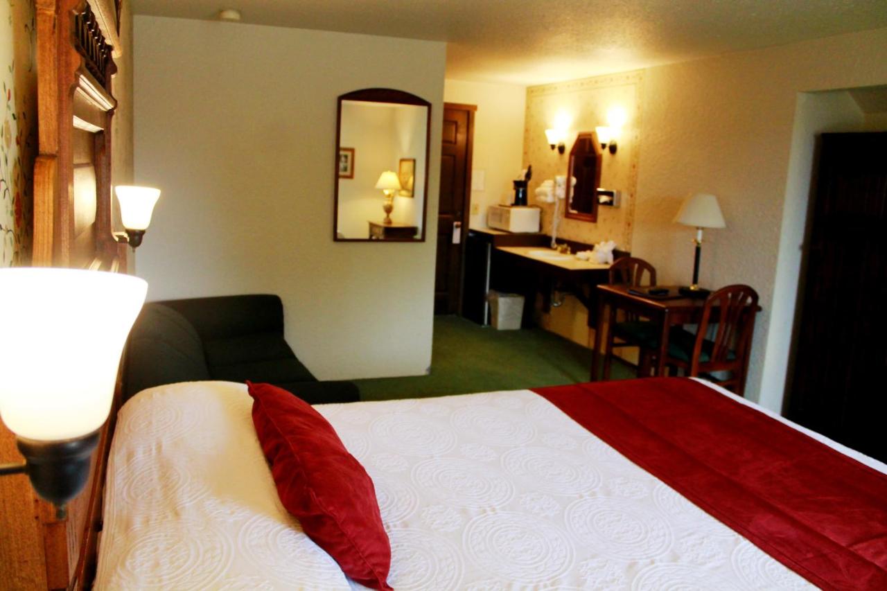 Queen Room at Auld Holland Inn