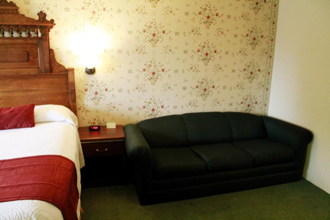 Queen Room at Auld Holland Inn