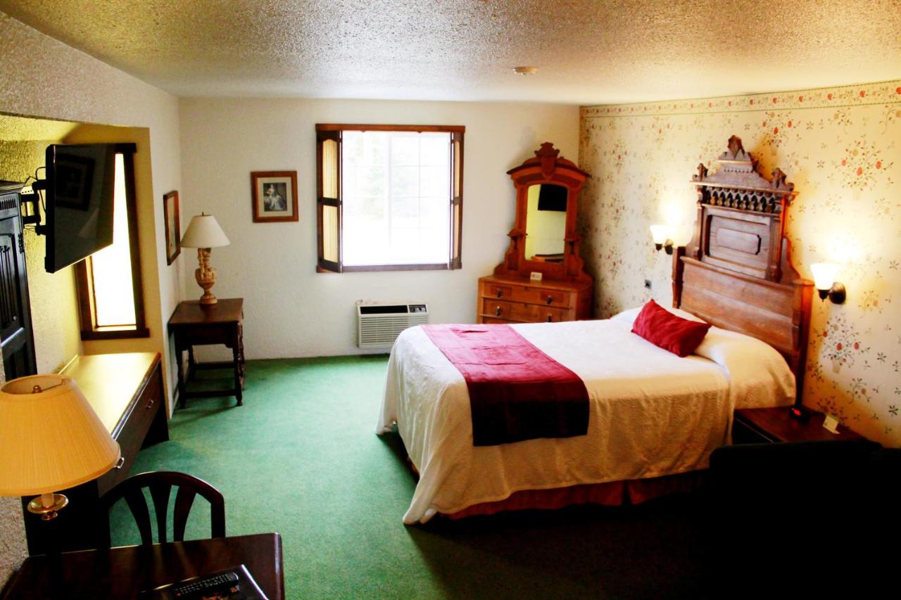 Queen Room at Auld Holland Inn