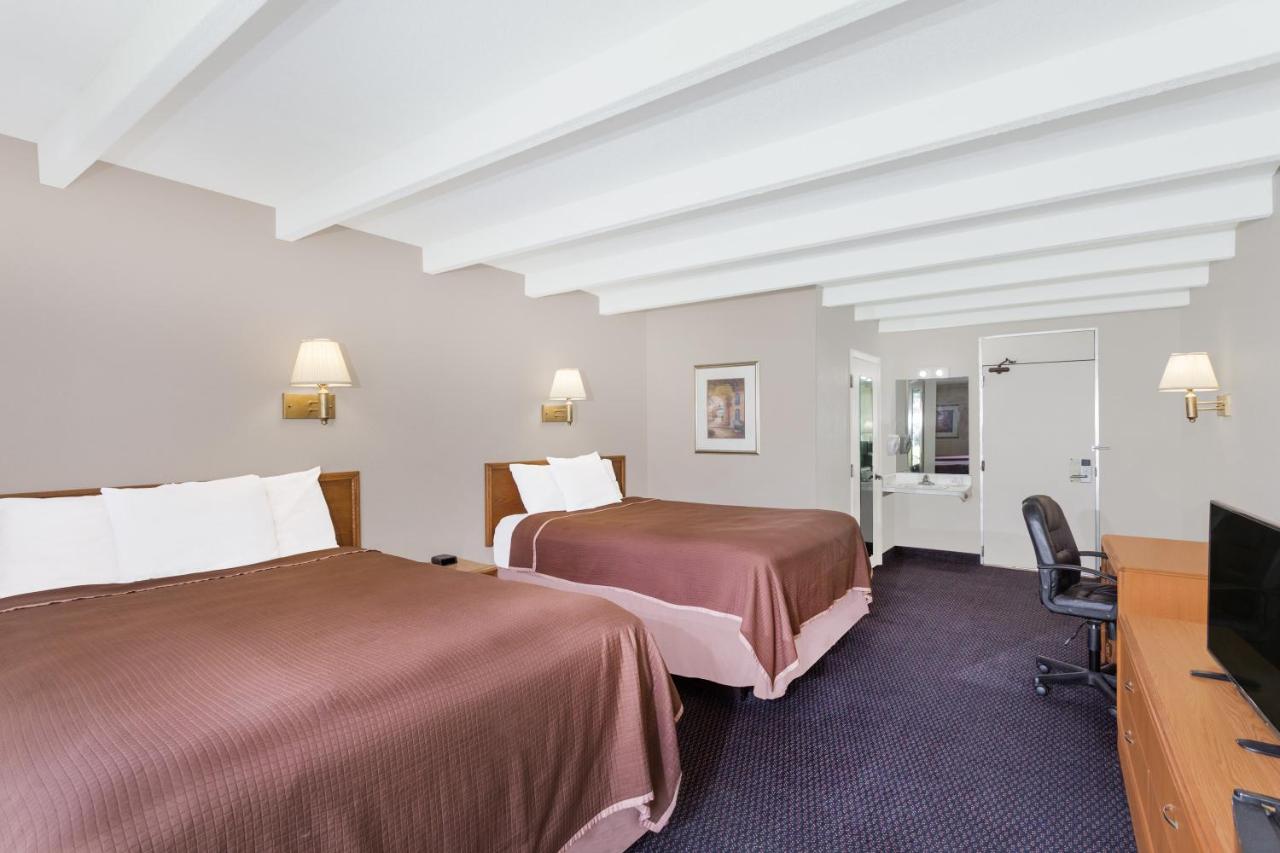 Queen Room with Two Queen Beds - Mobility Access/Non-Smoking at Howard Johnson by Wyndham Vero Beach / Downtown
