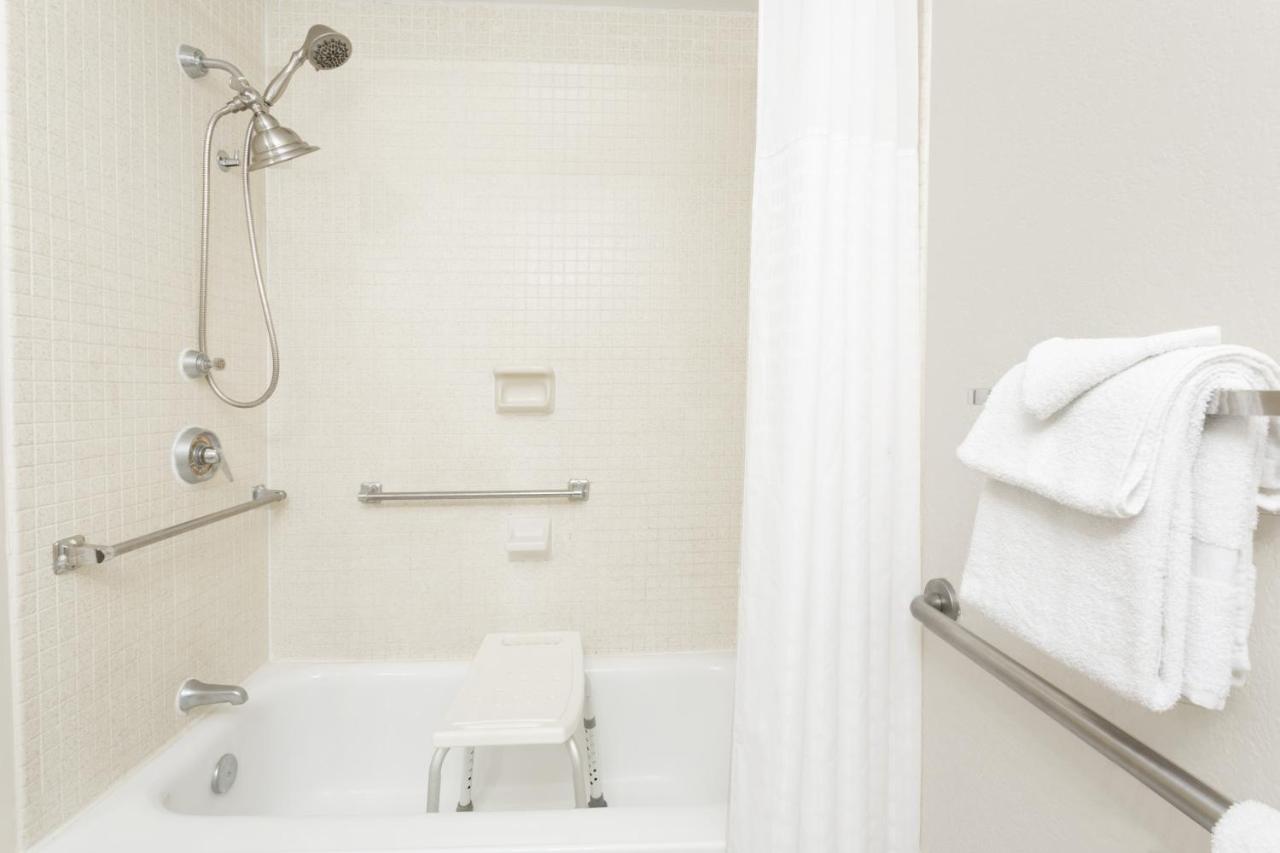 Queen Room with Two Queen Beds - Mobility Access/Non-Smoking at Howard Johnson by Wyndham Vero Beach / Downtown