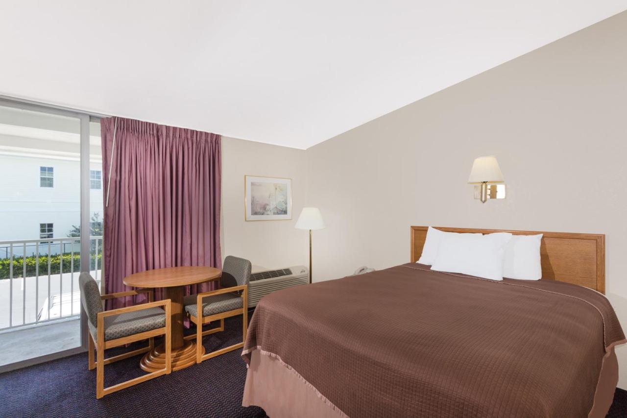 Queen Room - Non-Smoking at Howard Johnson by Wyndham Vero Beach / Downtown