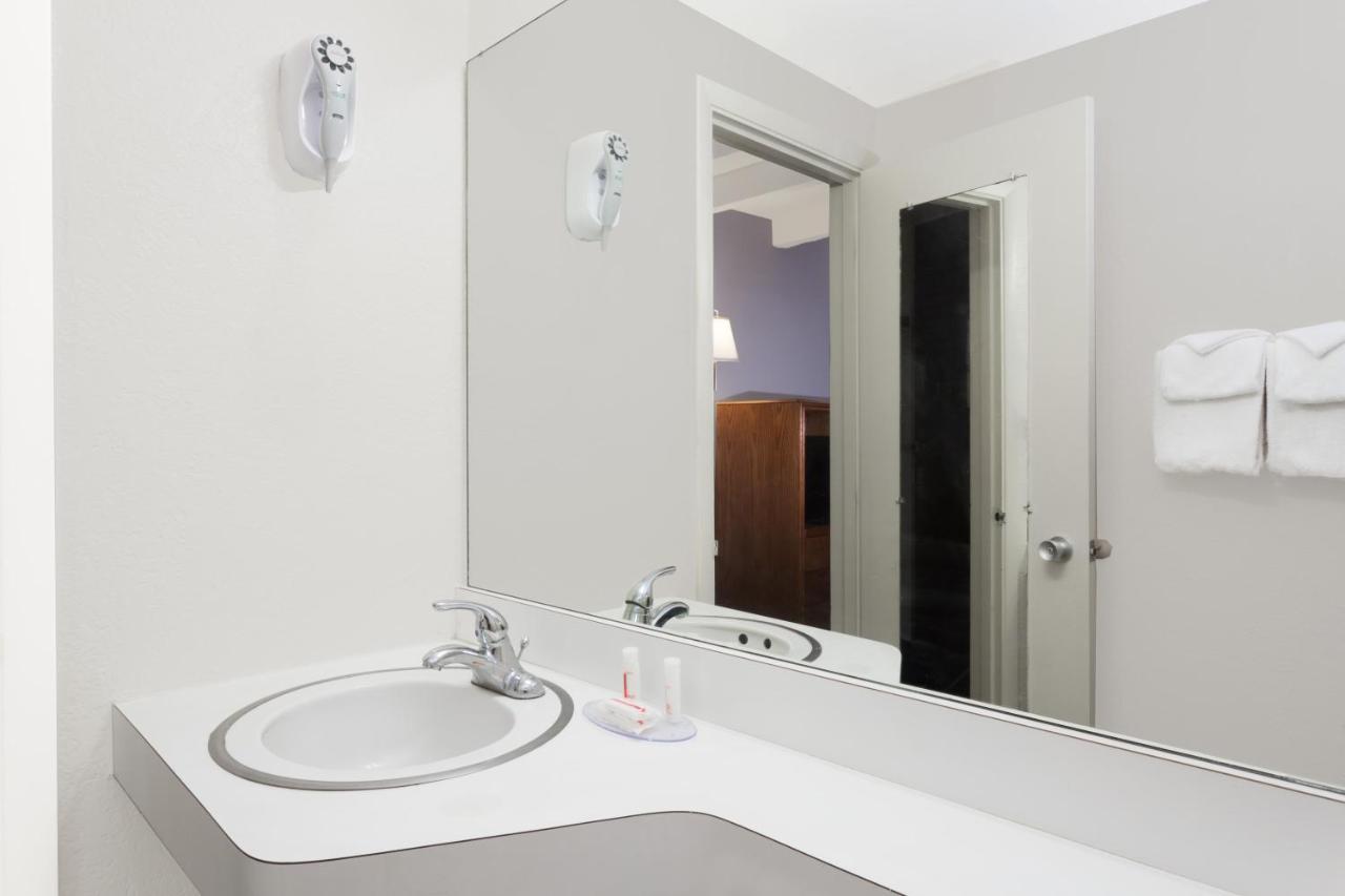 Queen Room - Non-Smoking at Howard Johnson by Wyndham Vero Beach / Downtown