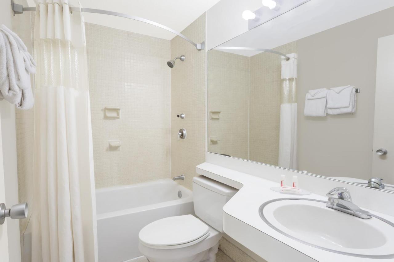 Queen Room - Non-Smoking at Howard Johnson by Wyndham Vero Beach / Downtown
