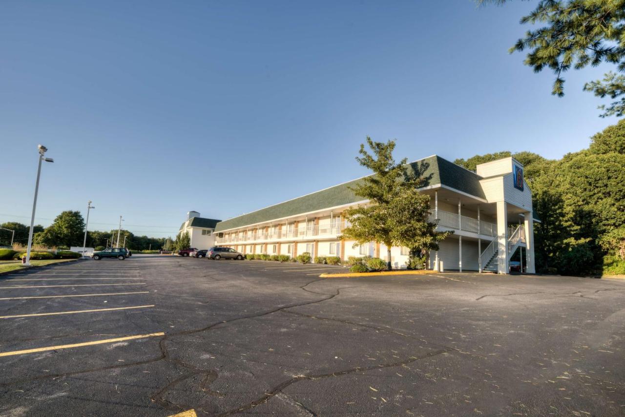 | Motel 6-Niantic, CT - New London