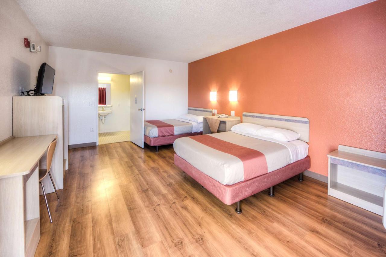 | Motel 6-Niantic, CT - New London