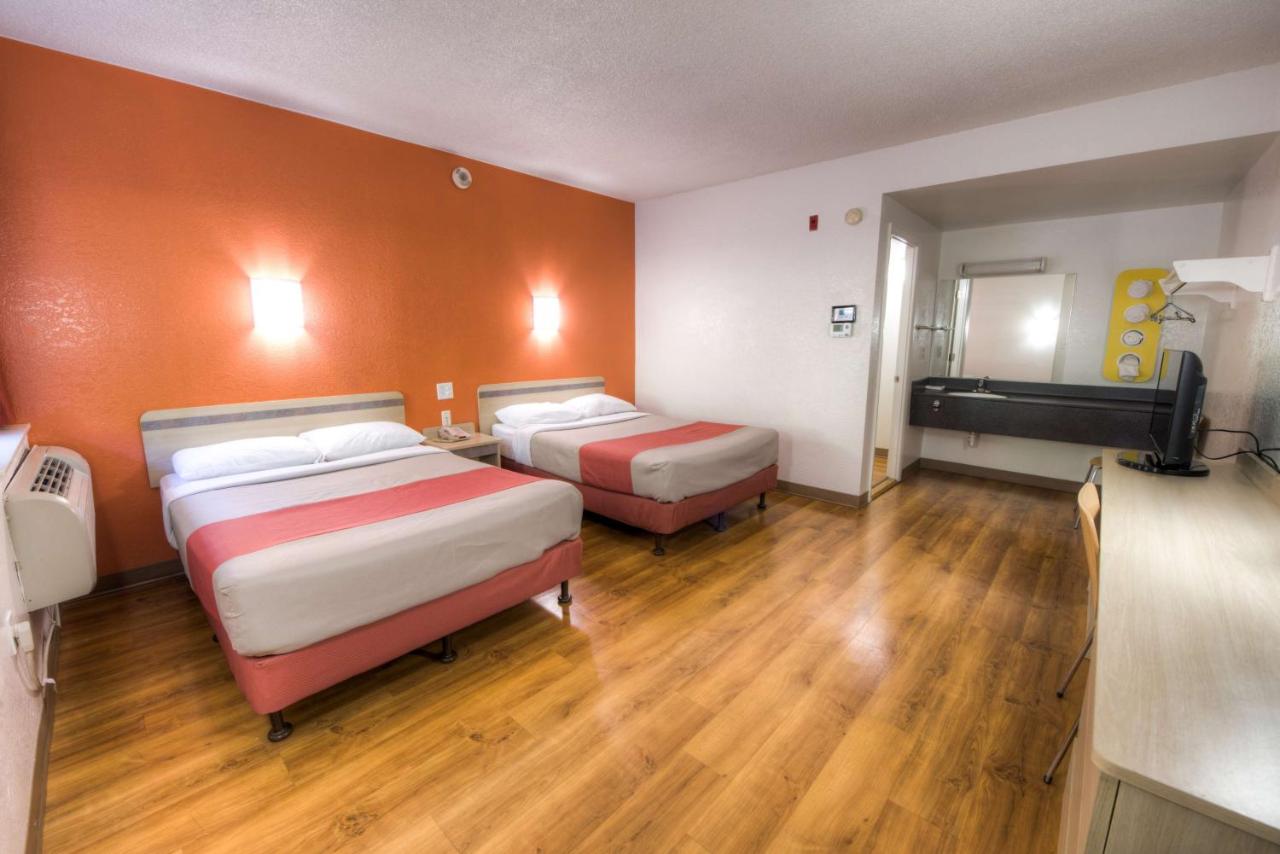 | Motel 6-Niantic, CT - New London