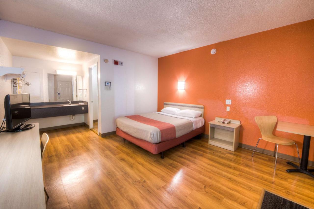 | Motel 6-Niantic, CT - New London