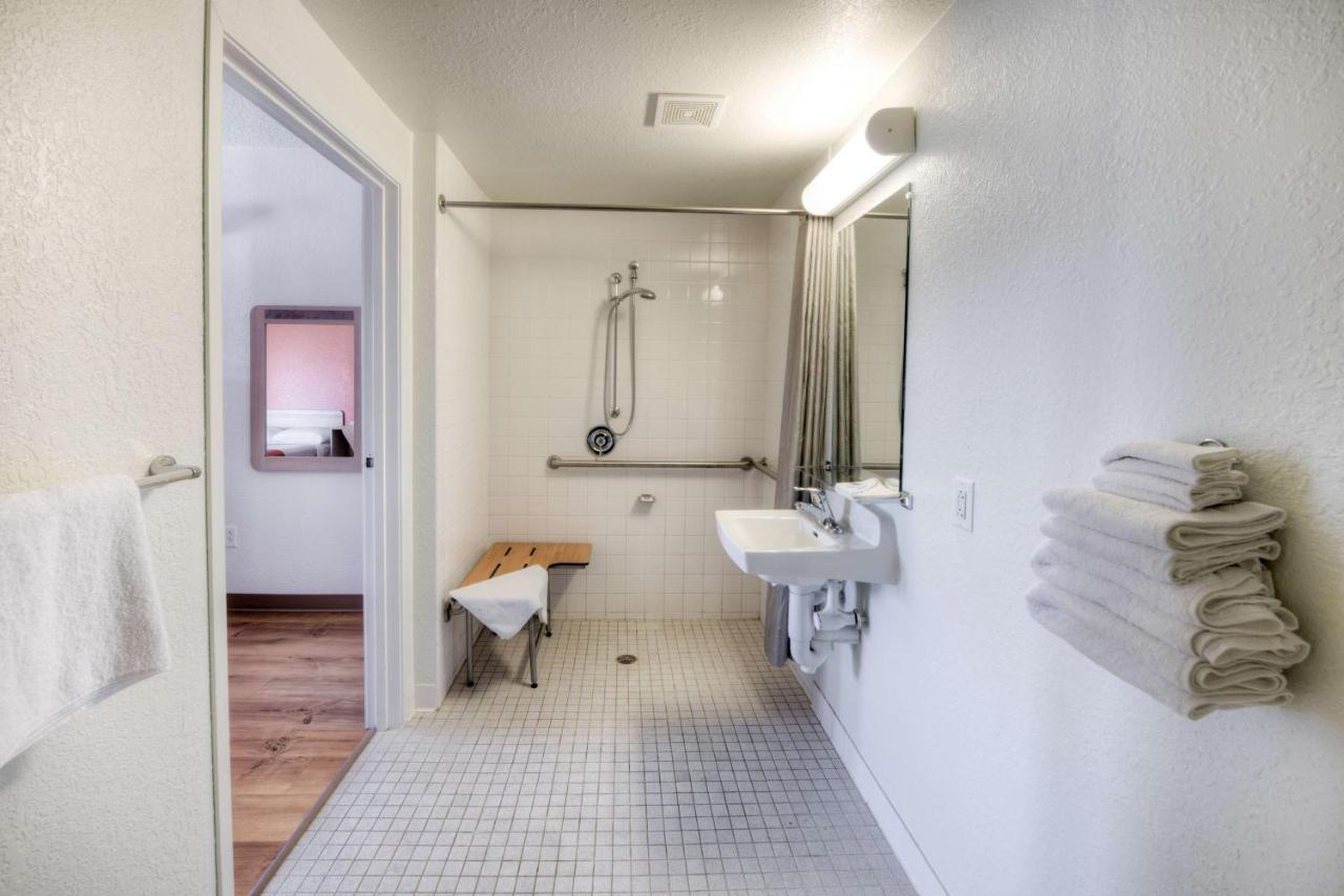 | Motel 6-Niantic, CT - New London