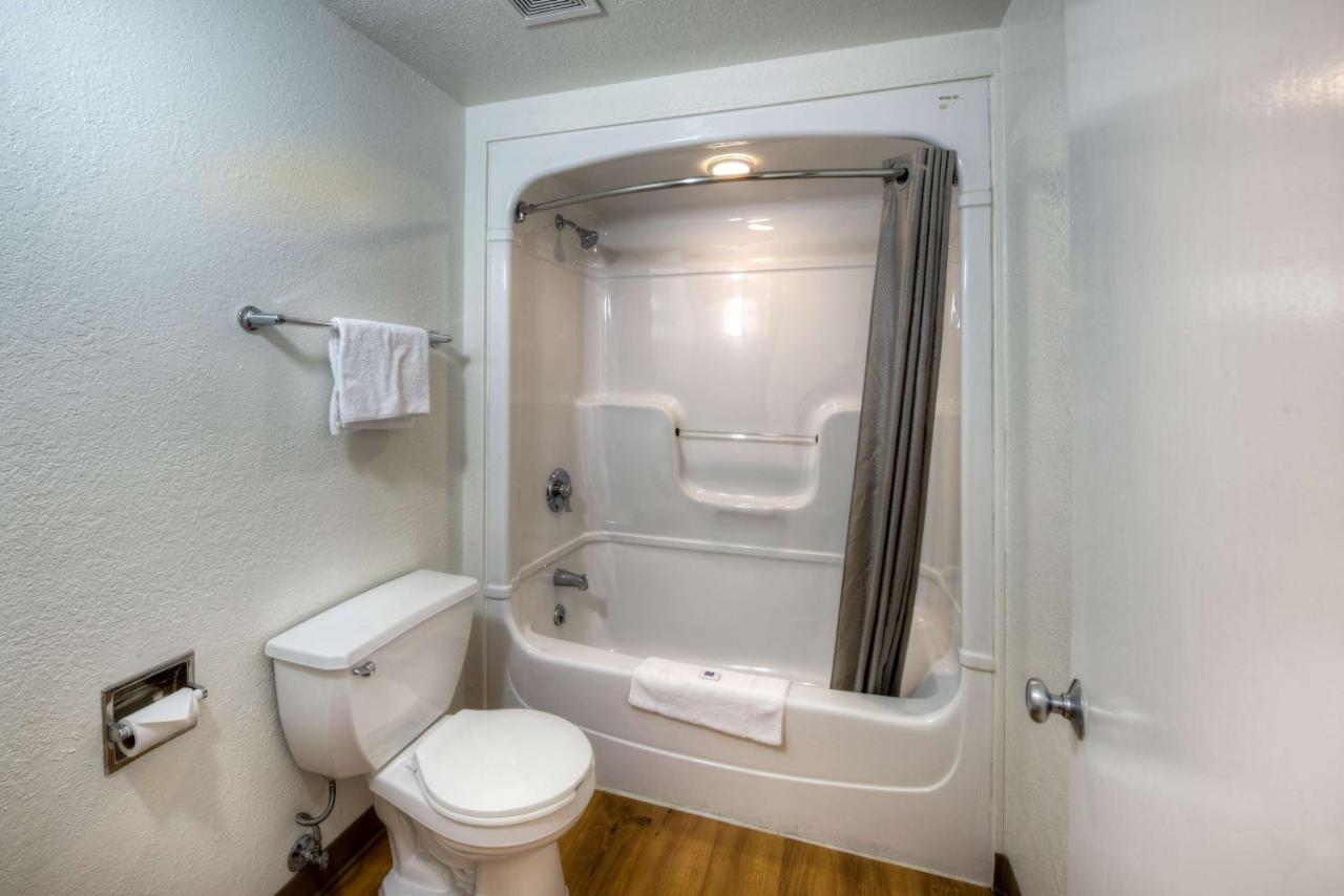 | Motel 6-Niantic, CT - New London
