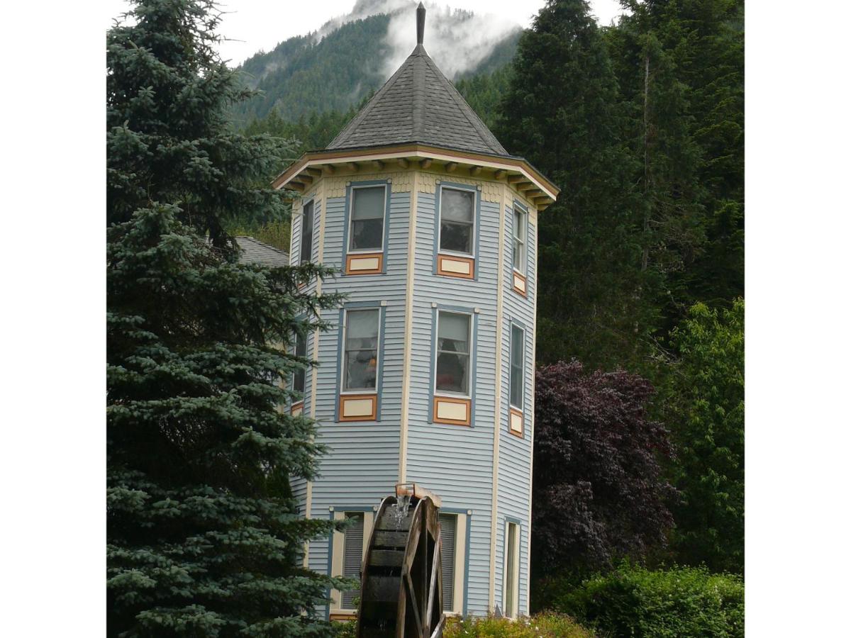 | Alexander's Lodge