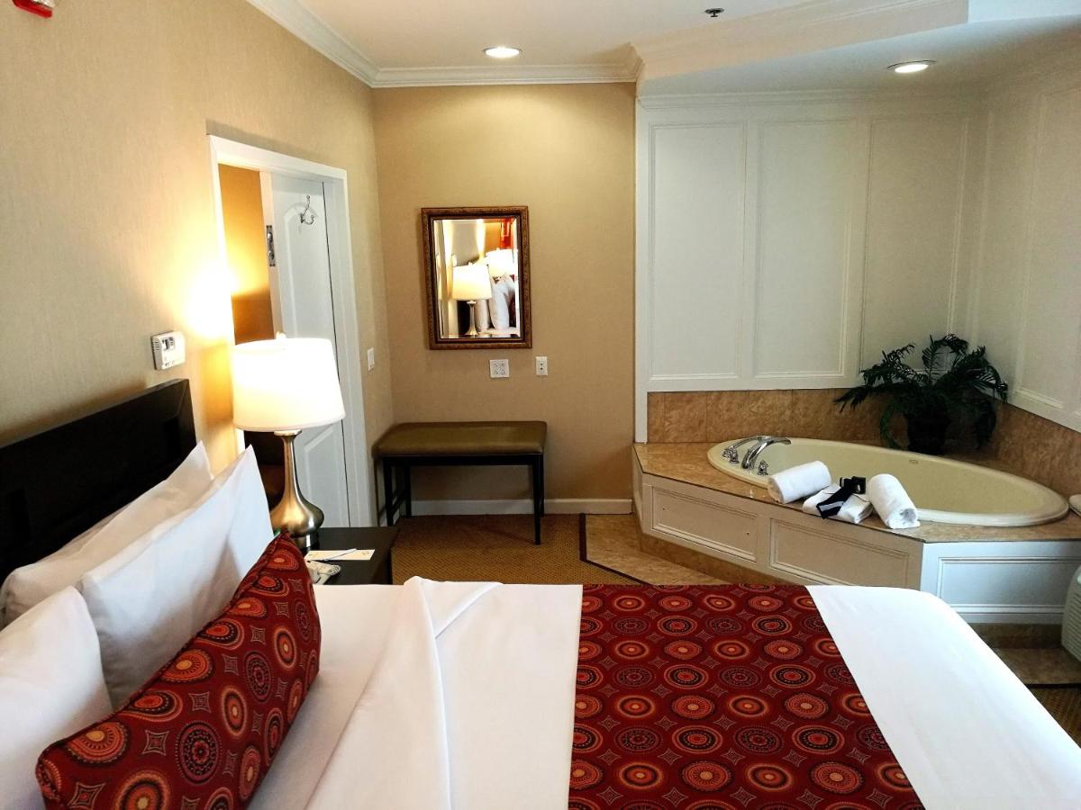 King Suite with Spa Bath at The Wilshire Grand Hotel