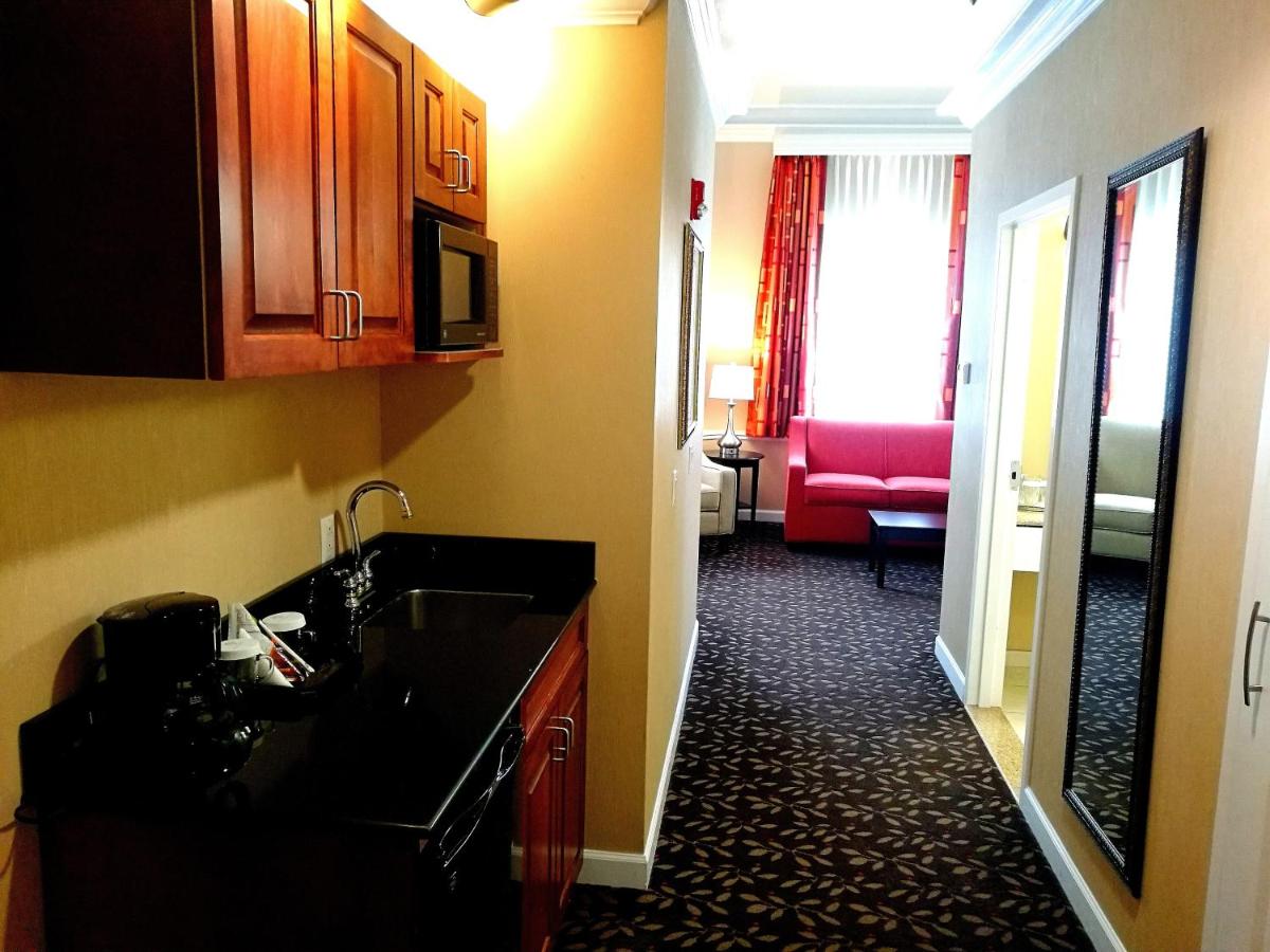 King Suite with Spa Bath at The Wilshire Grand Hotel