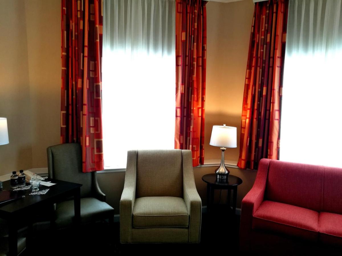 King Suite with Spa Bath at The Wilshire Grand Hotel