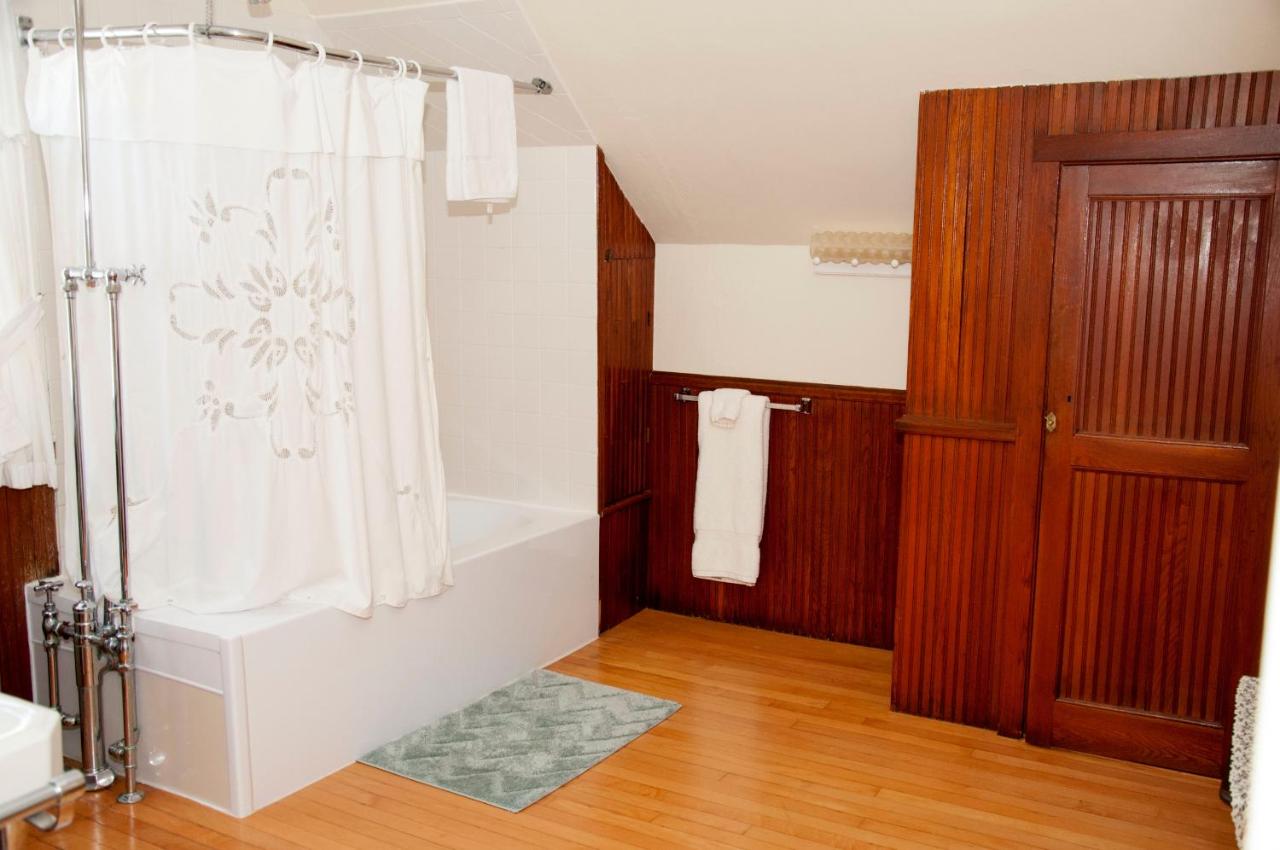 | Candlebay Inn