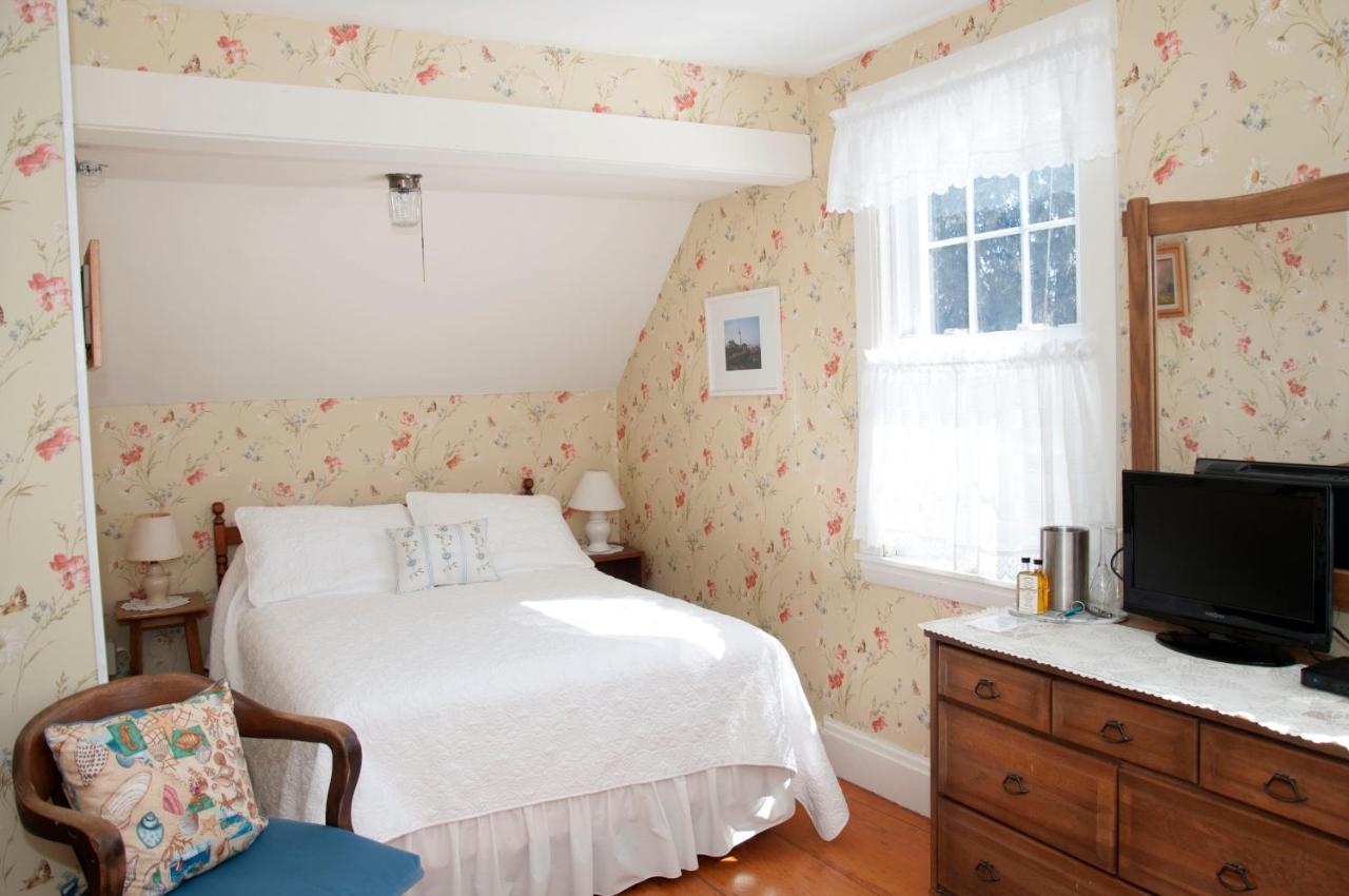 | Candlebay Inn