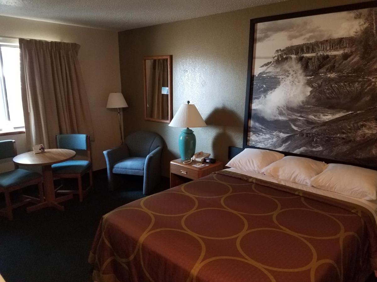 Deluxe Queen Room - Non-Smoking at Super 8 by Wyndham Houghton Lake
