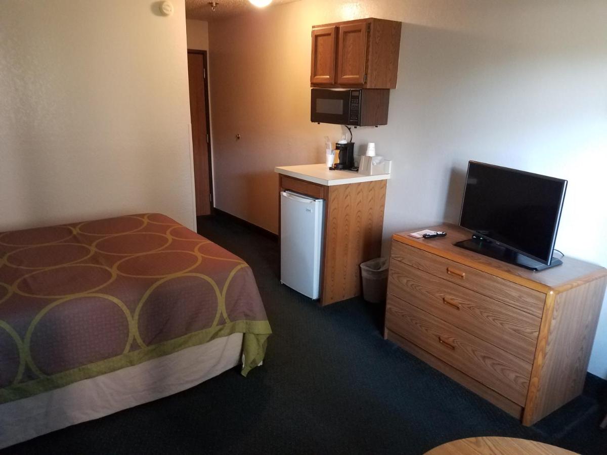 Deluxe Queen Room - Non-Smoking at Super 8 by Wyndham Houghton Lake