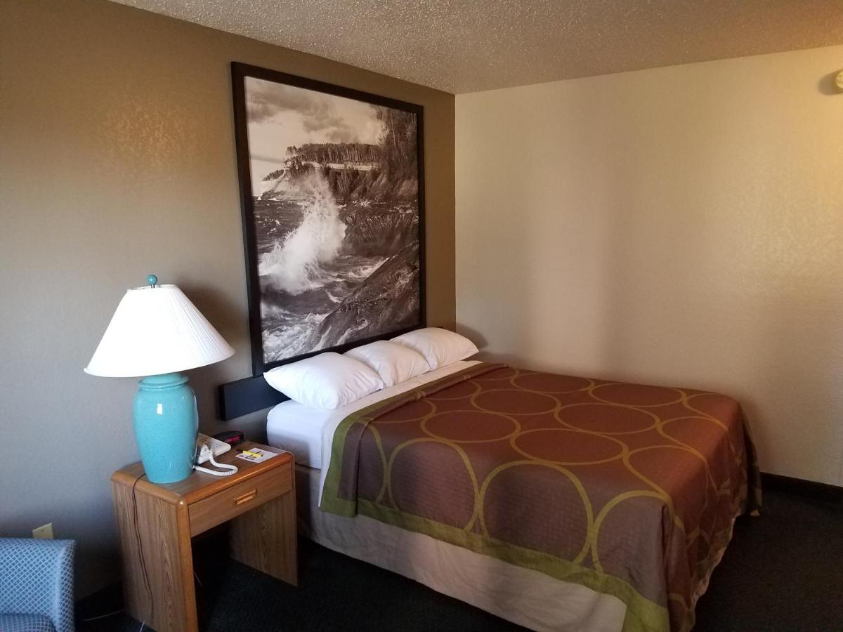 Deluxe Queen Room - Non-Smoking at Super 8 by Wyndham Houghton Lake