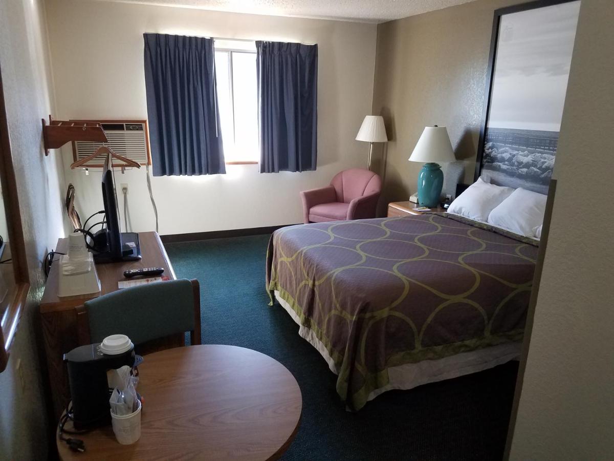 Queen Room with Bath Tub - Mobility Accessible/Non-Smoking at Super 8 by Wyndham Houghton Lake