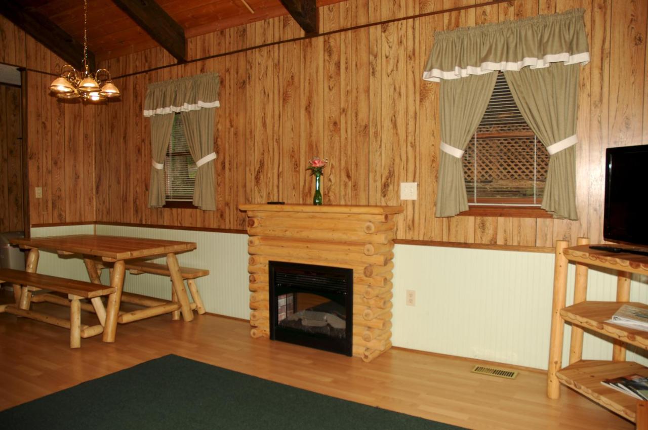 | Carolina Landing Camping Resort Deluxe Cabin 4