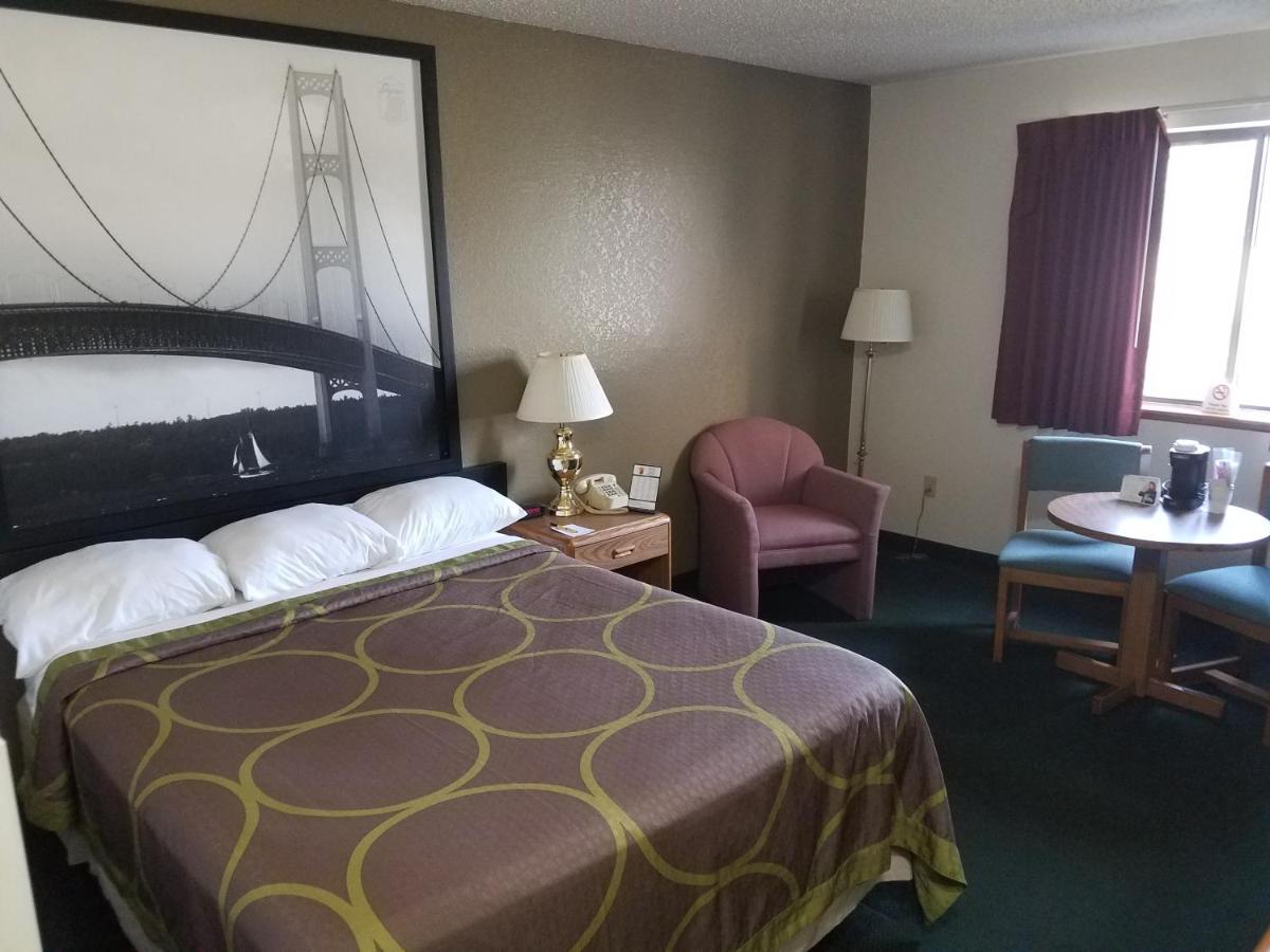 Queen Room - Non-Smoking at Super 8 by Wyndham Houghton Lake