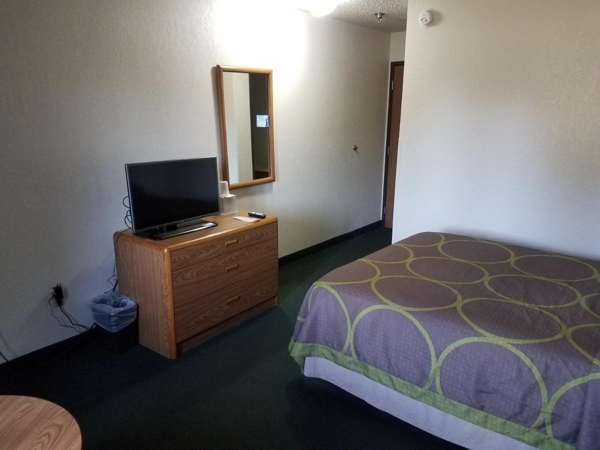 Queen Room - Non-Smoking at Super 8 by Wyndham Houghton Lake