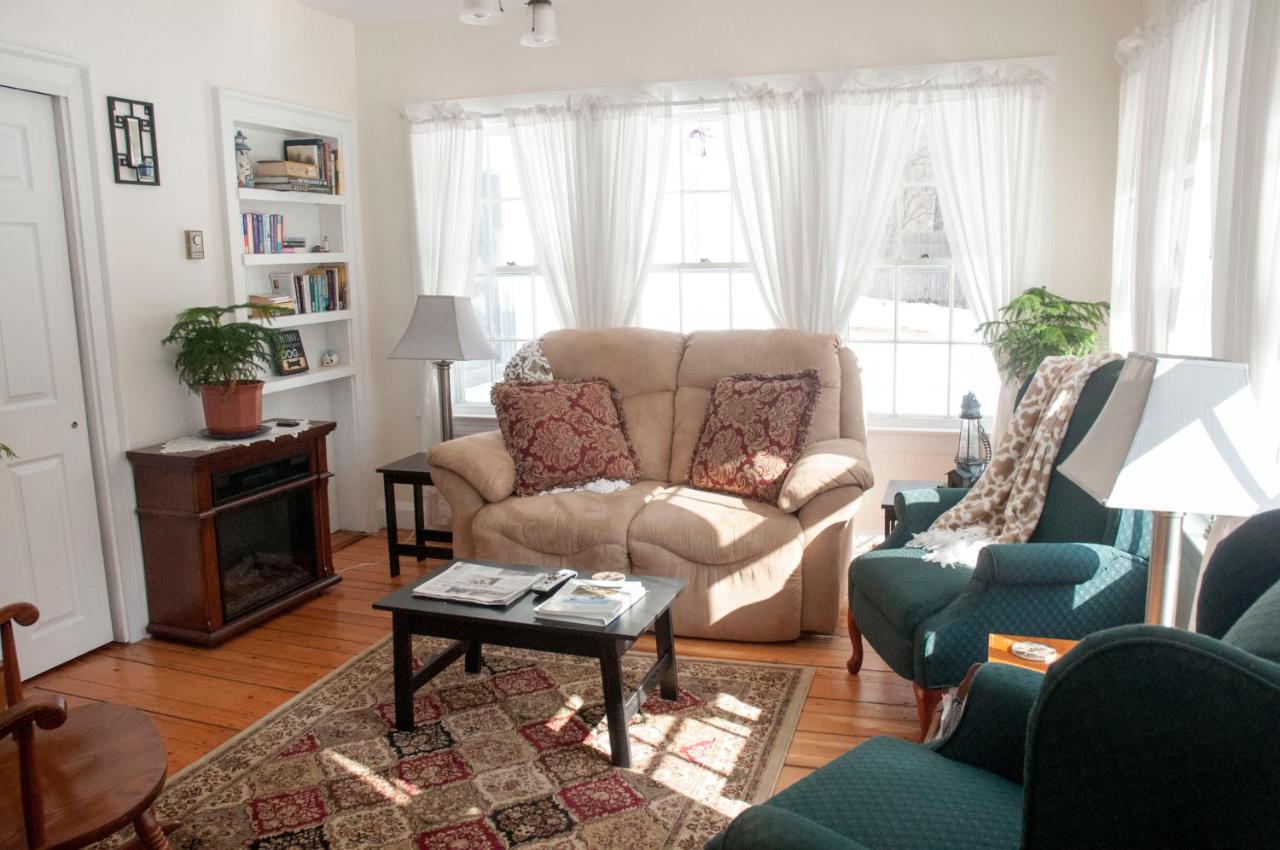 | Candlebay Inn