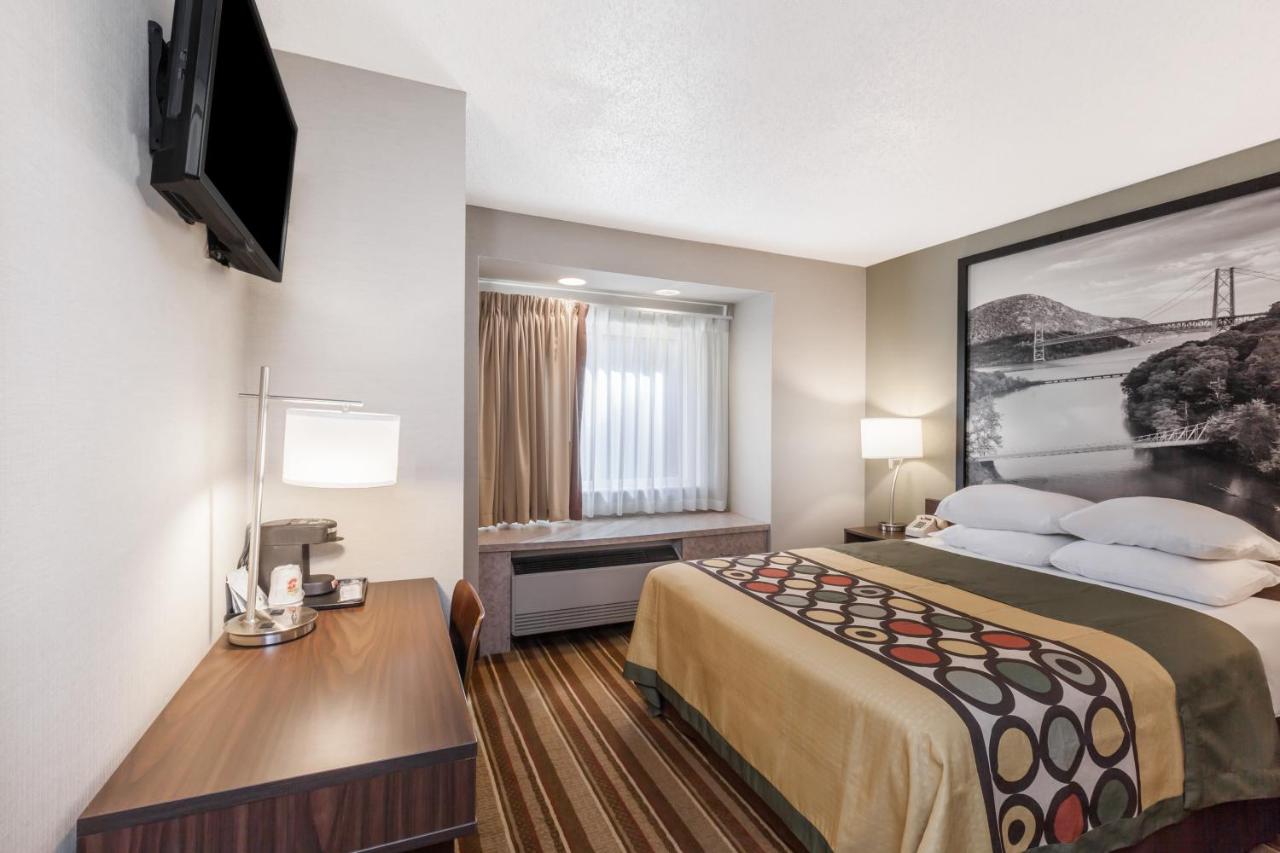 Queen Room with Bath Tub - Mobility Accessible/Non-Smoking at Super 8 by Wyndham Schenectady/Albany Area