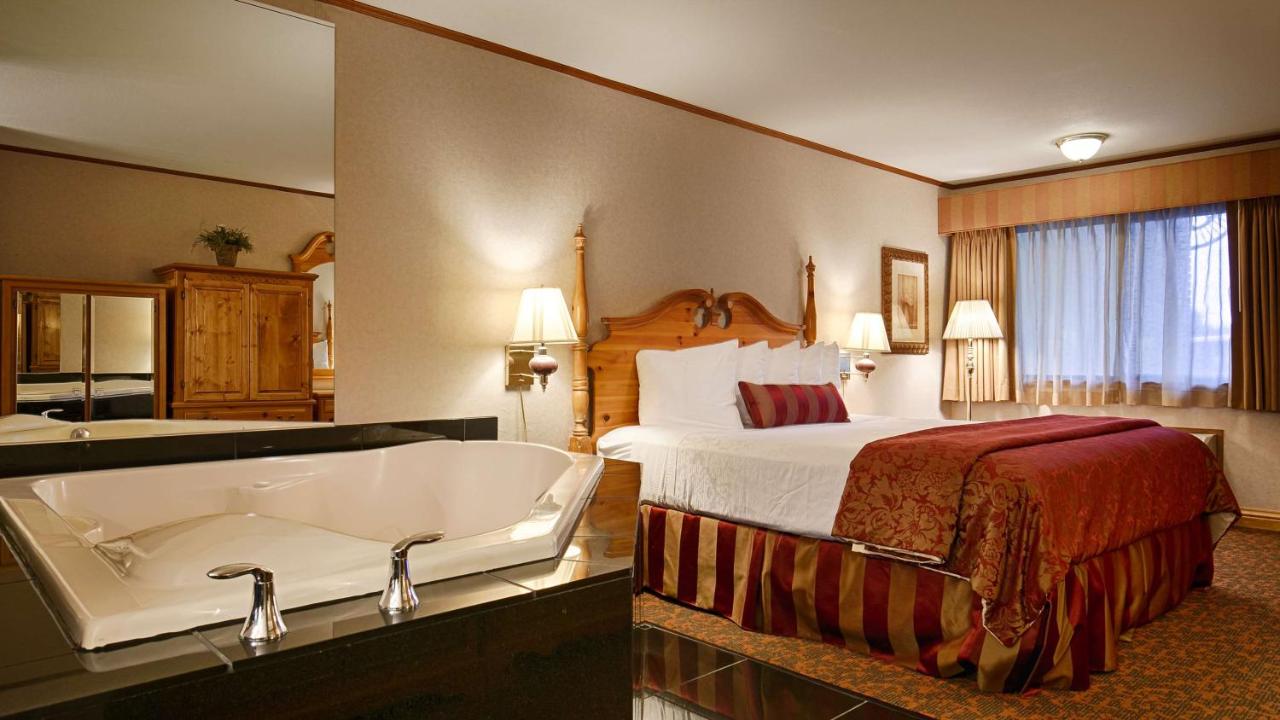 King Room with Spa Bath - Courtyard View at Best Western Plus Dockside Waterfront Inn