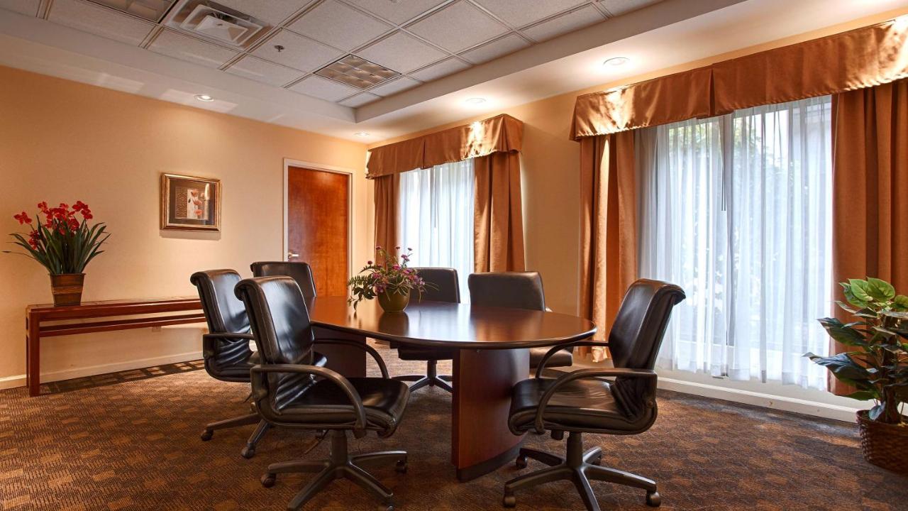| Best Western PLUS Galleria Inn & Suites