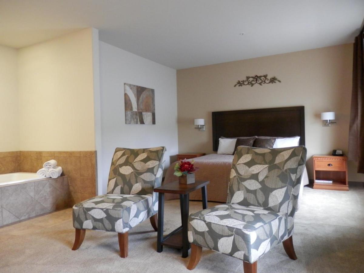 King Room with Spa Bath at Grand View Inn & Suites