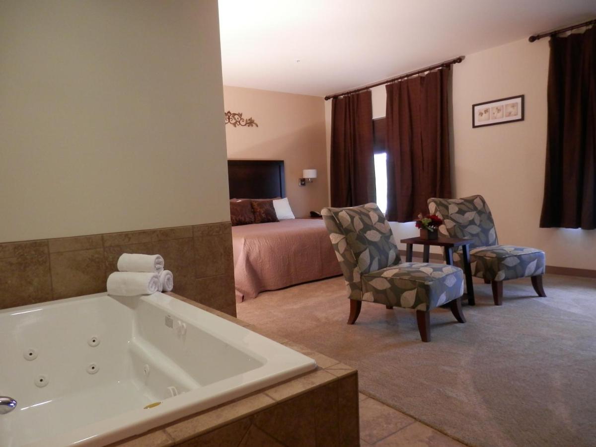 King Room with Spa Bath at Grand View Inn & Suites