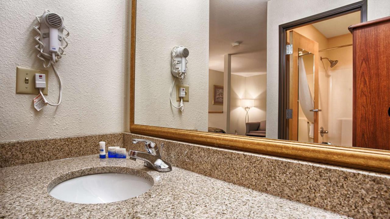 King Room with Bathtub - Disability Access/Non-Smoking at SureStay Hotel by Best Western Ottawa