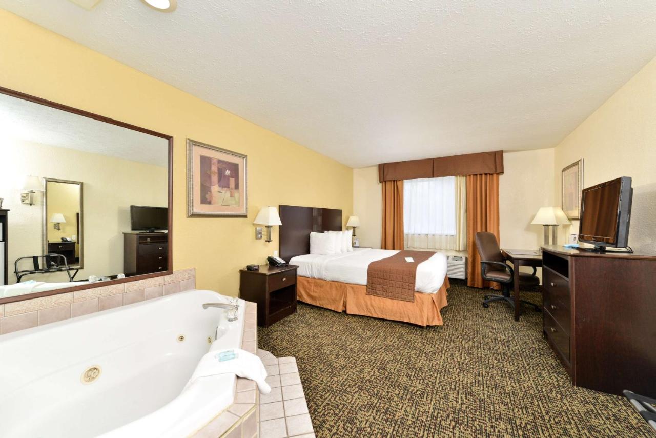 King Room with Hot Tub - Non-Smoking at Best Western Inn