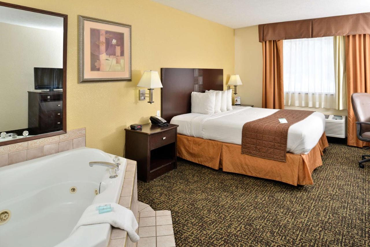 King Room with Hot Tub - Non-Smoking at Best Western Inn