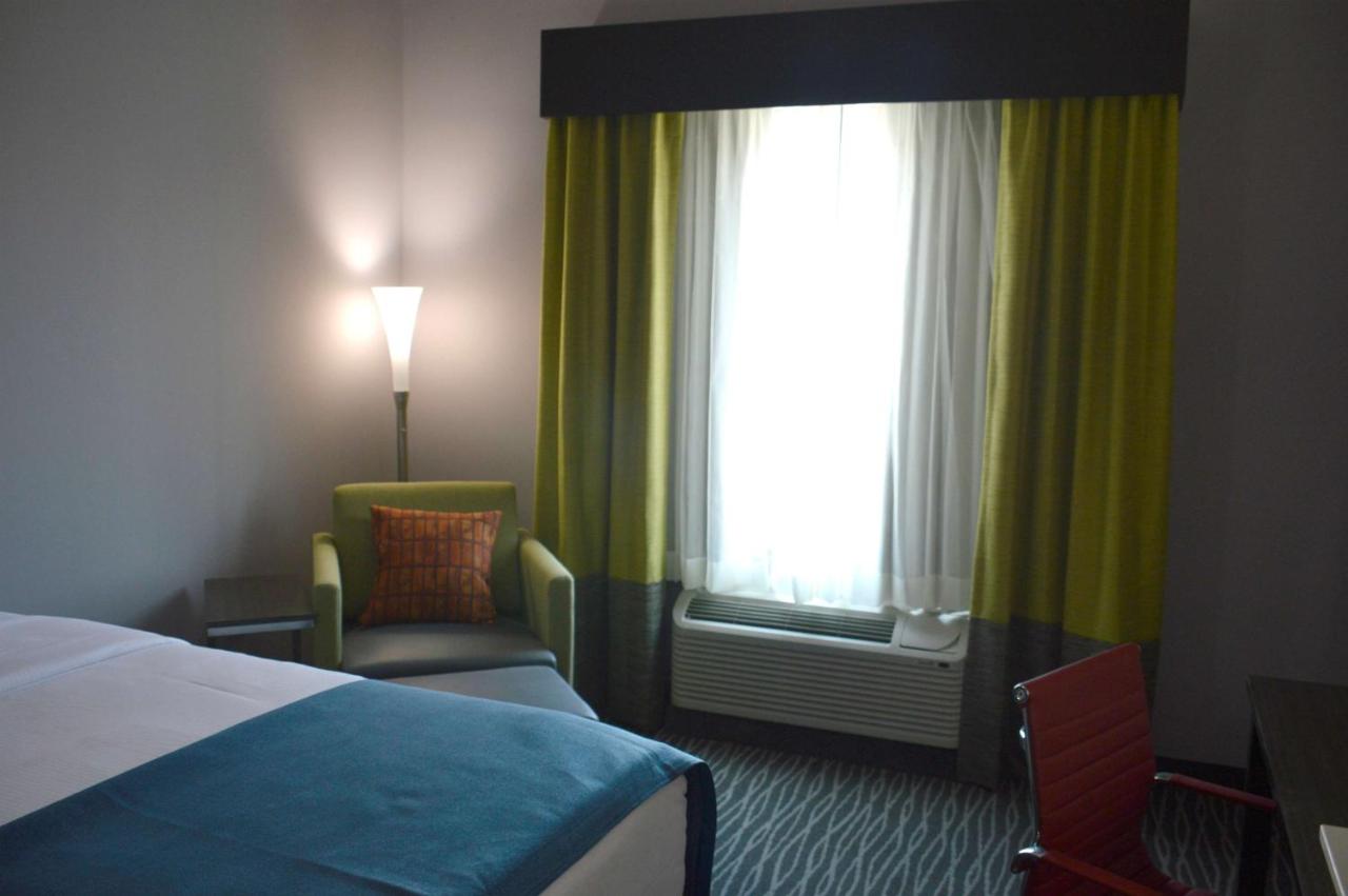 Queen Room with Two Queen Beds - Disability Access at Del-Mar Airport Inn & Suites