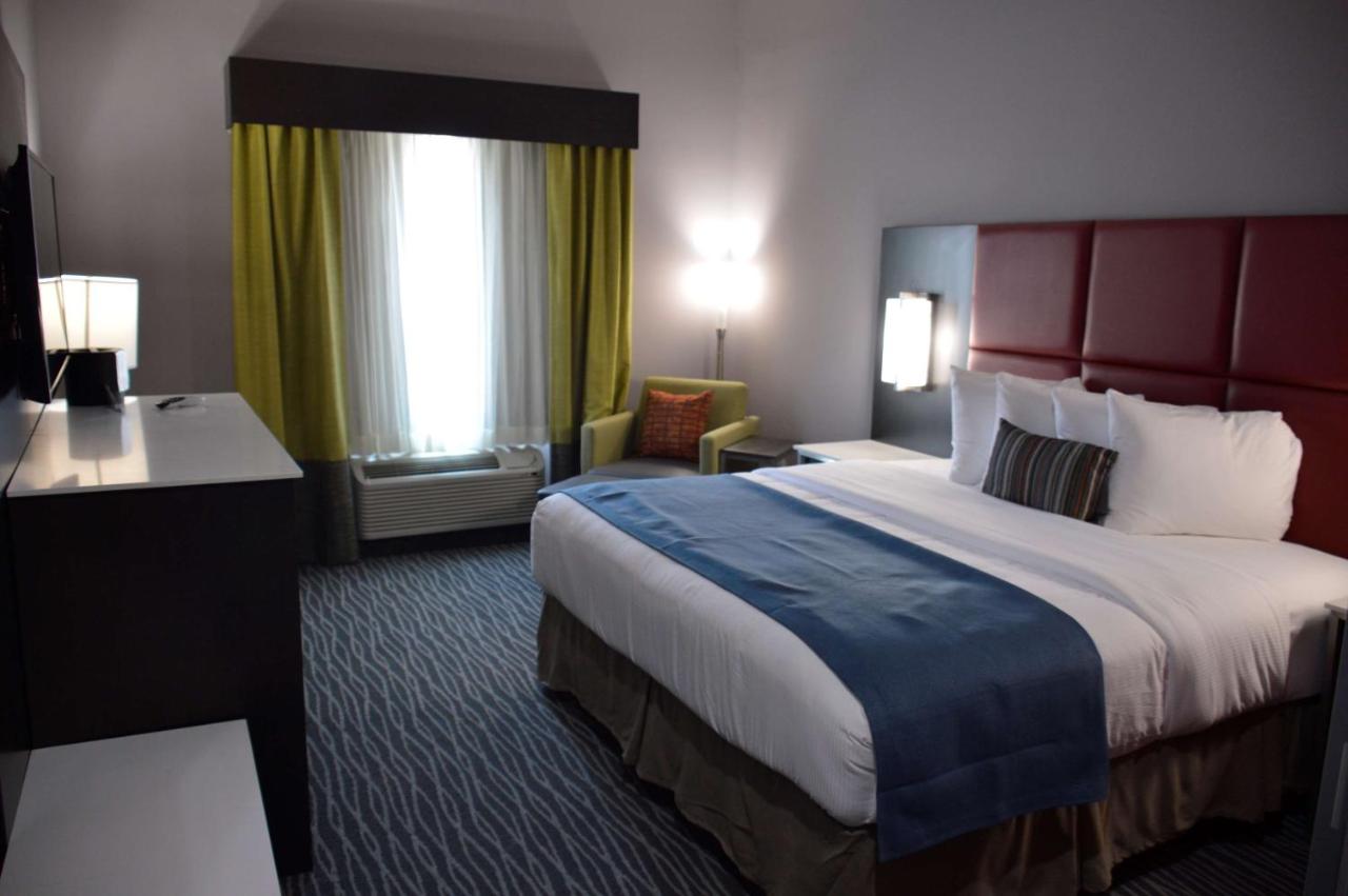 King Room with Bath Tub - Disability Access at Del-Mar Airport Inn & Suites