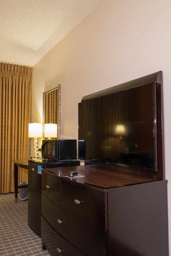 Executive King Room at Oakland Airport Executive Hotel